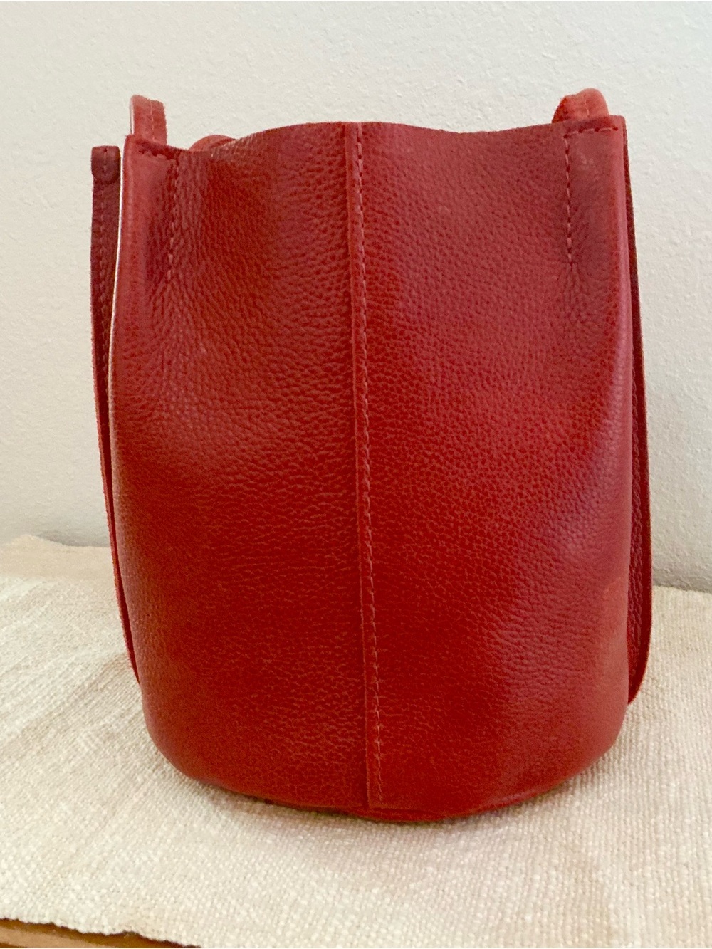 Portland Leather Classic Devan Bucket Bag Chili Red PLG - Picture 2 of 9